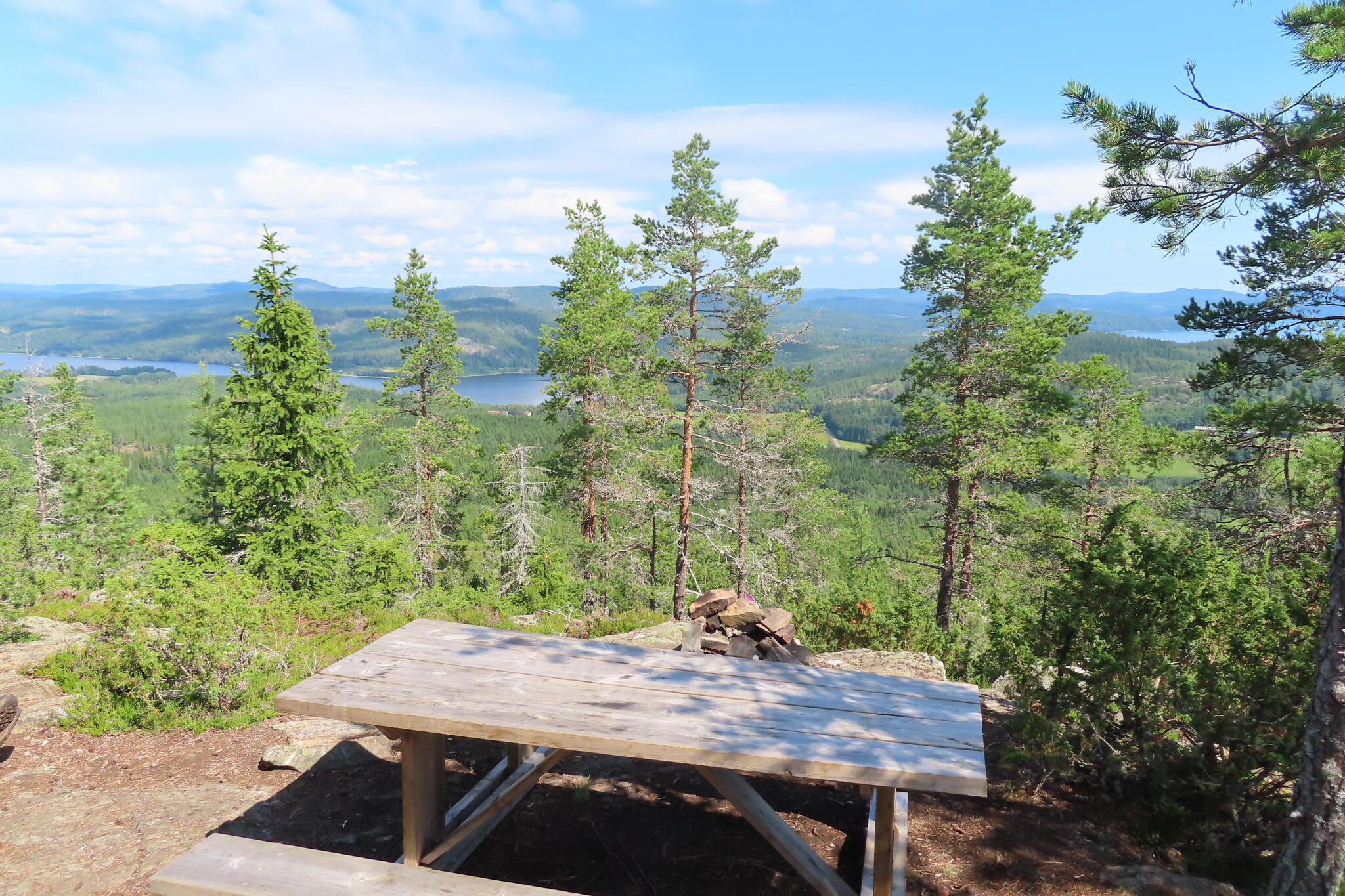 En liten stund senare kom jag till Nipberget där det utöver en fin utsikt finns en liten stuga.