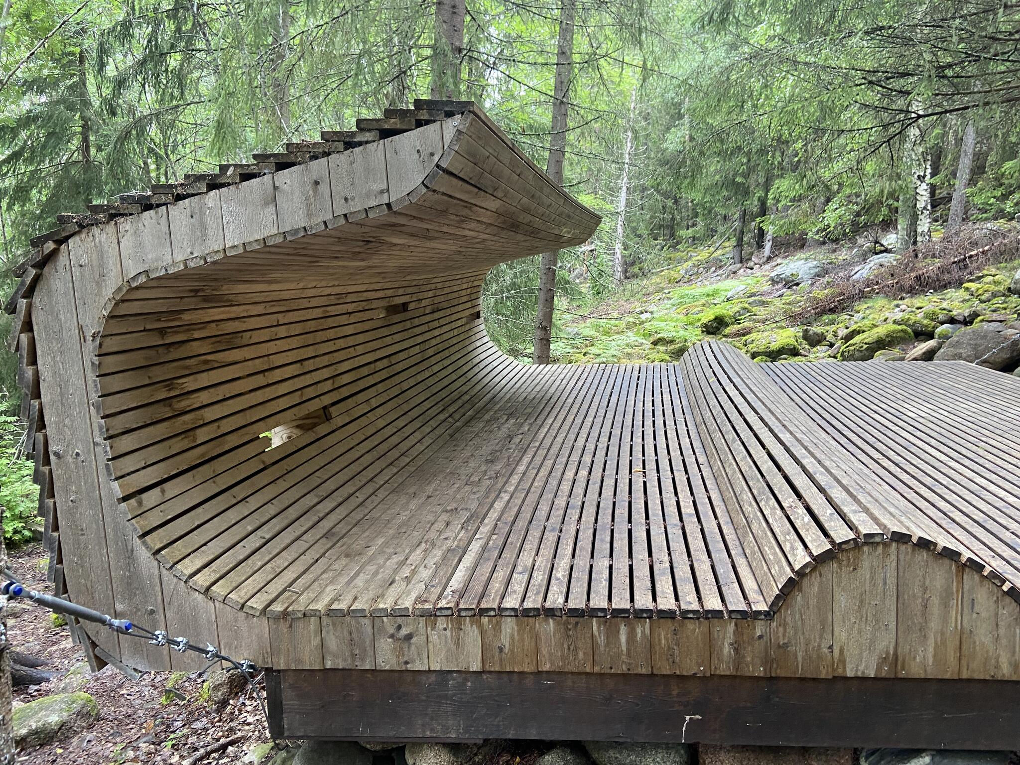 En bit ut på sluttningen kom jag till denna hängande viloplats för vandrare. Det fjärde jag mötte från Arknat.