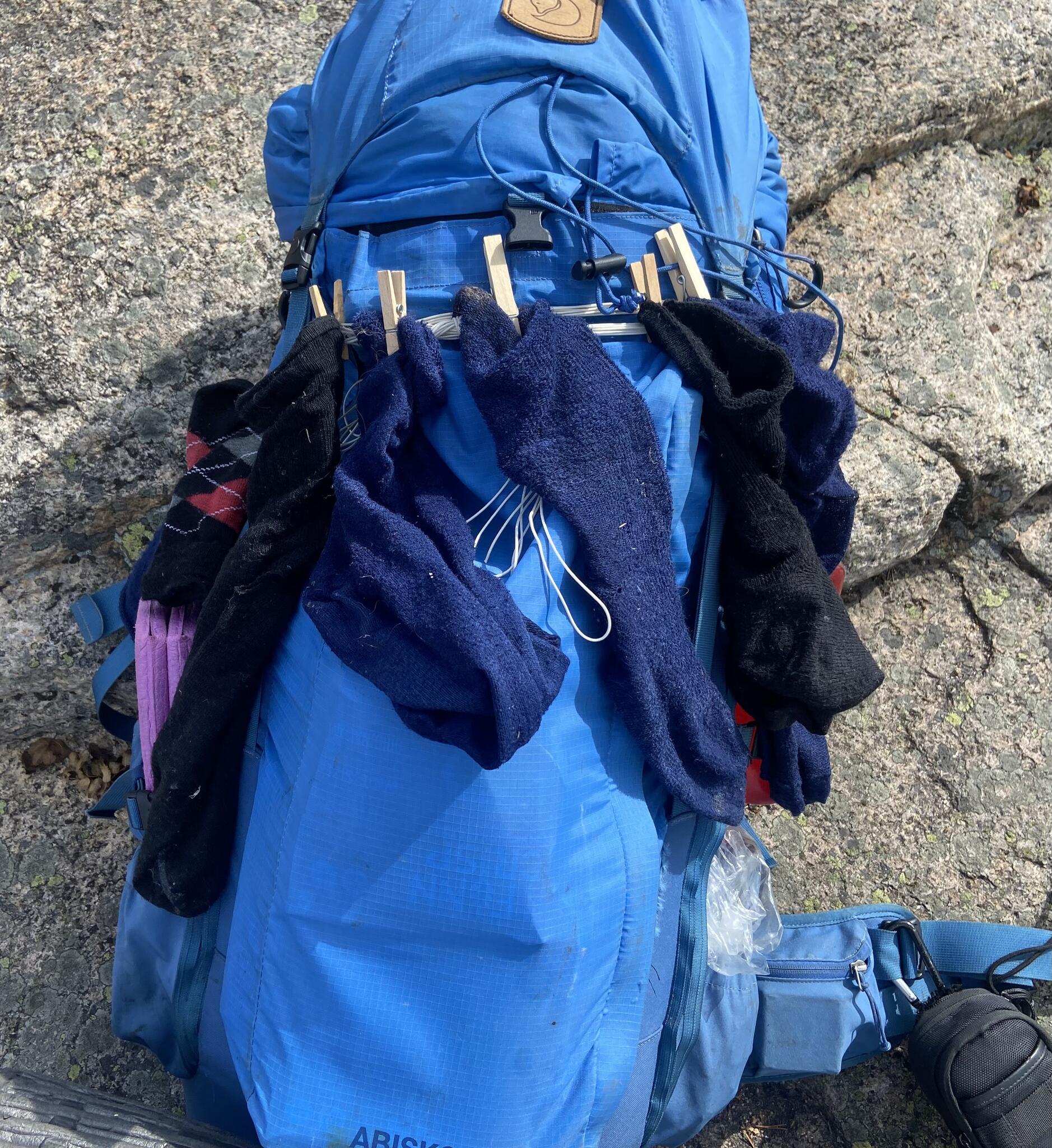 Då dagen såg ut att bli solig tänkte jag passa på att torka mina strumpor. Jag bytte strumpor några gånger per dag. Totalt hade jag fyra ombyten strumpor med mig.