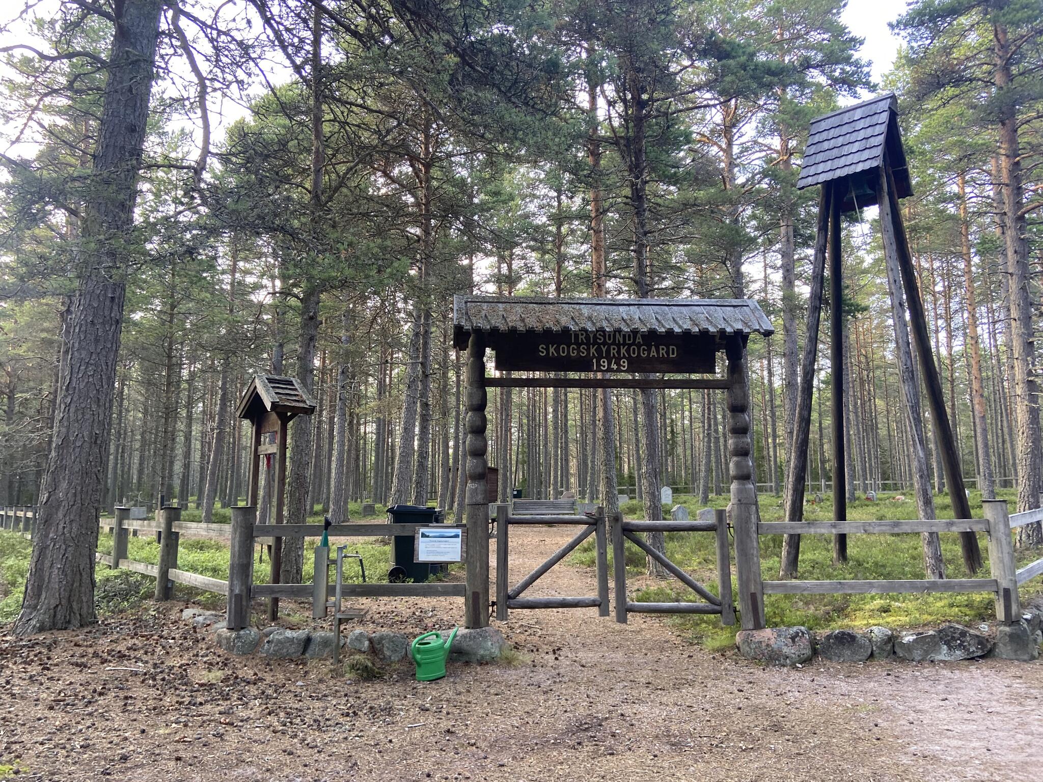 Det finns en liten skogskyrkogård på ön.