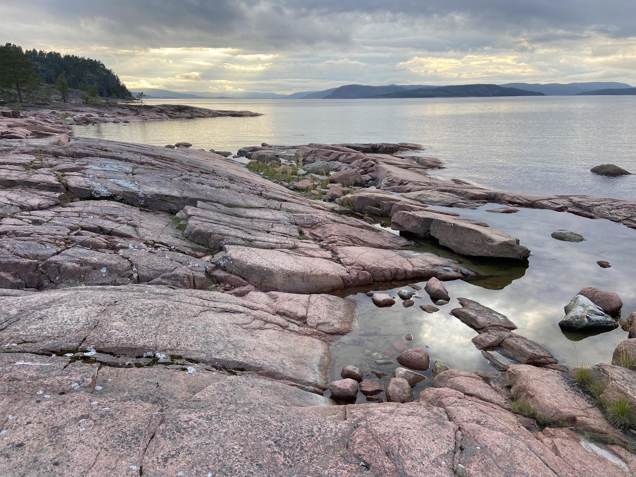 På en strand vid de här klipporna tältade jag. Jag fick en jätteskön kväll med lite promenad längs klipporna.