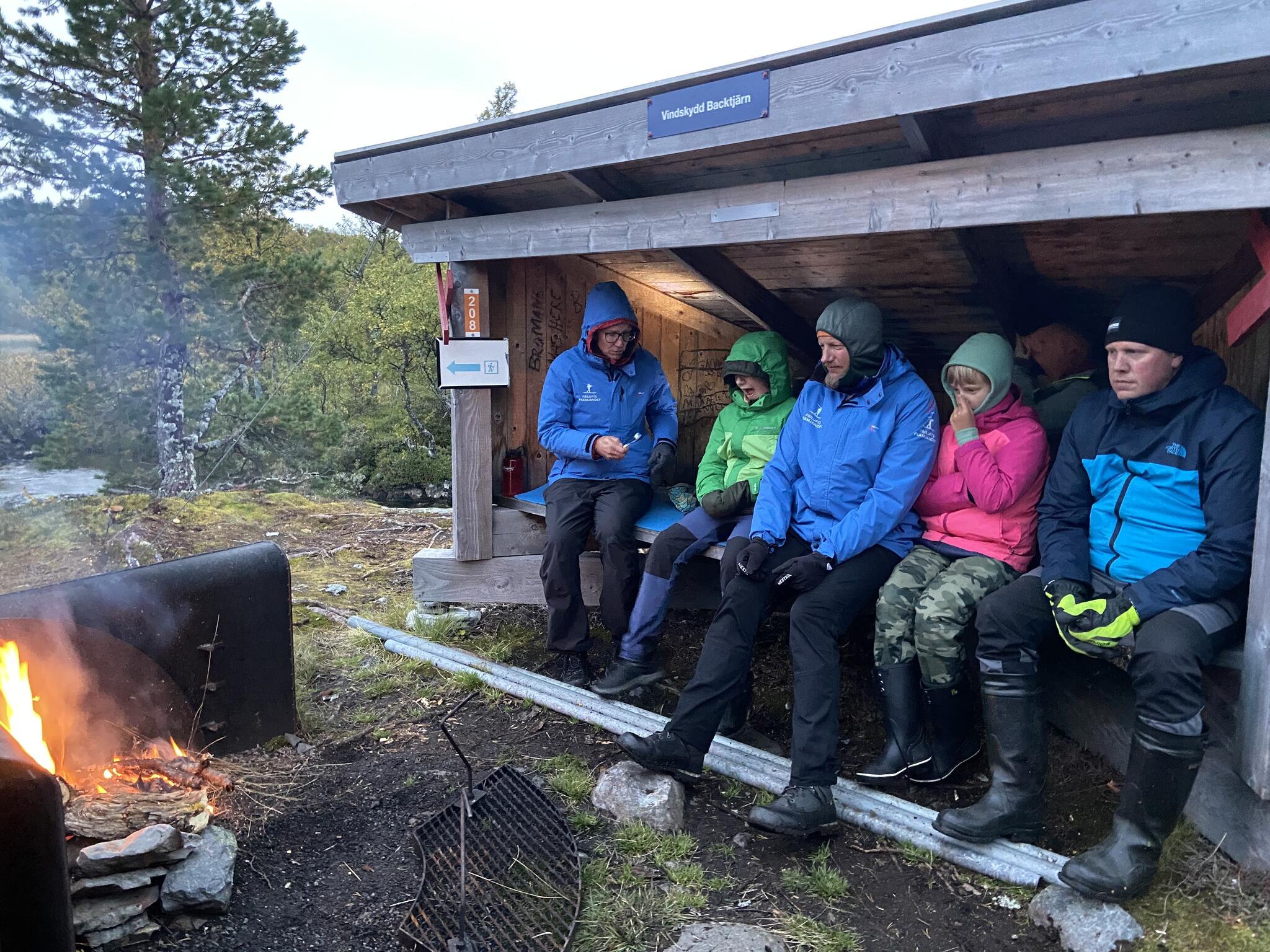Kvällen avslutades med eldning vid vindskyddet.