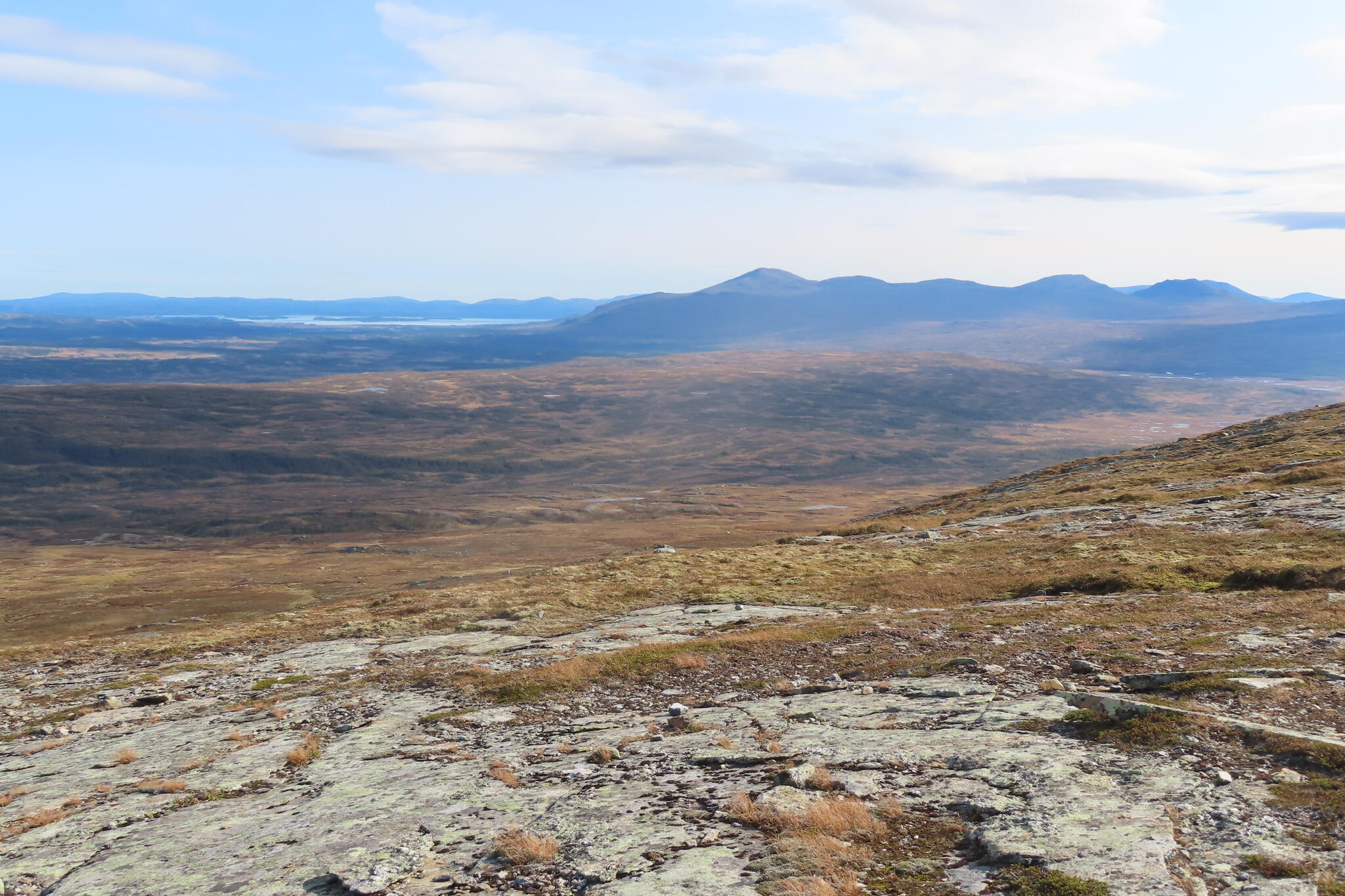 Bandet med fjällen Snasahögarna, Tväråklumparna och Getryggen syns en bit bort.