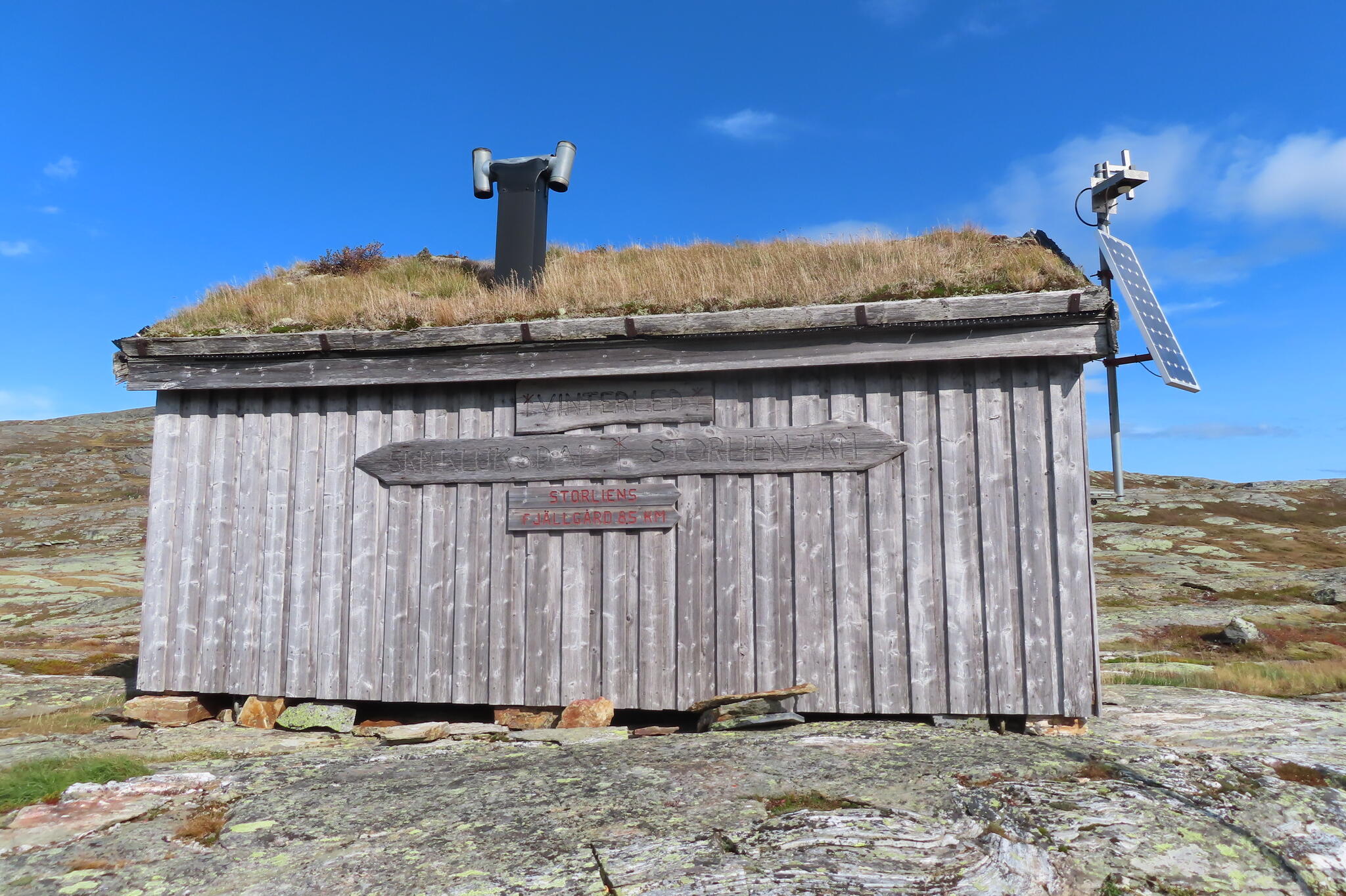 Klukstugan gick jag in i på vägen tillbaka. Tydligen ganska ny. Charmigt med gräs på taket.
