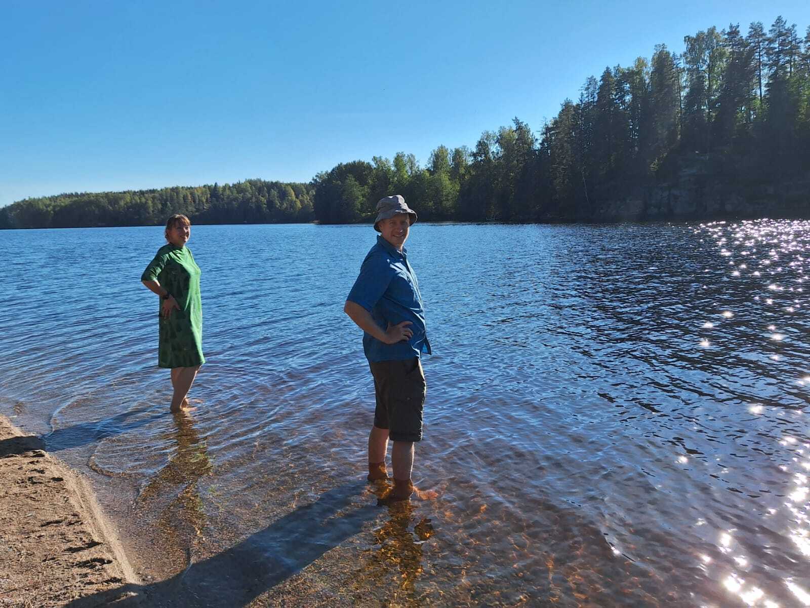 Skönt att svalka fötterna i hettan. Det var över 20 grader varmt i luften.