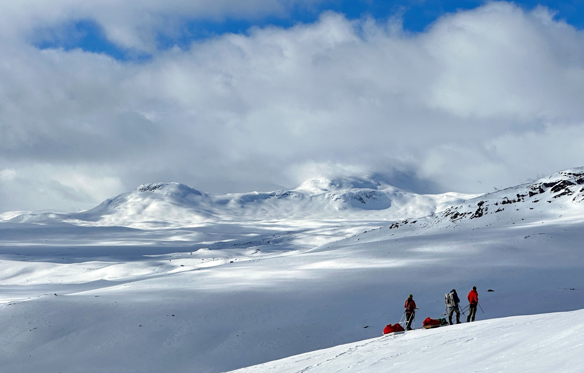 Härifrån fick vi en lång och kul nerförspacke. Vi siktade på fjällen i fjärran. Foto: Kristofer Björkman