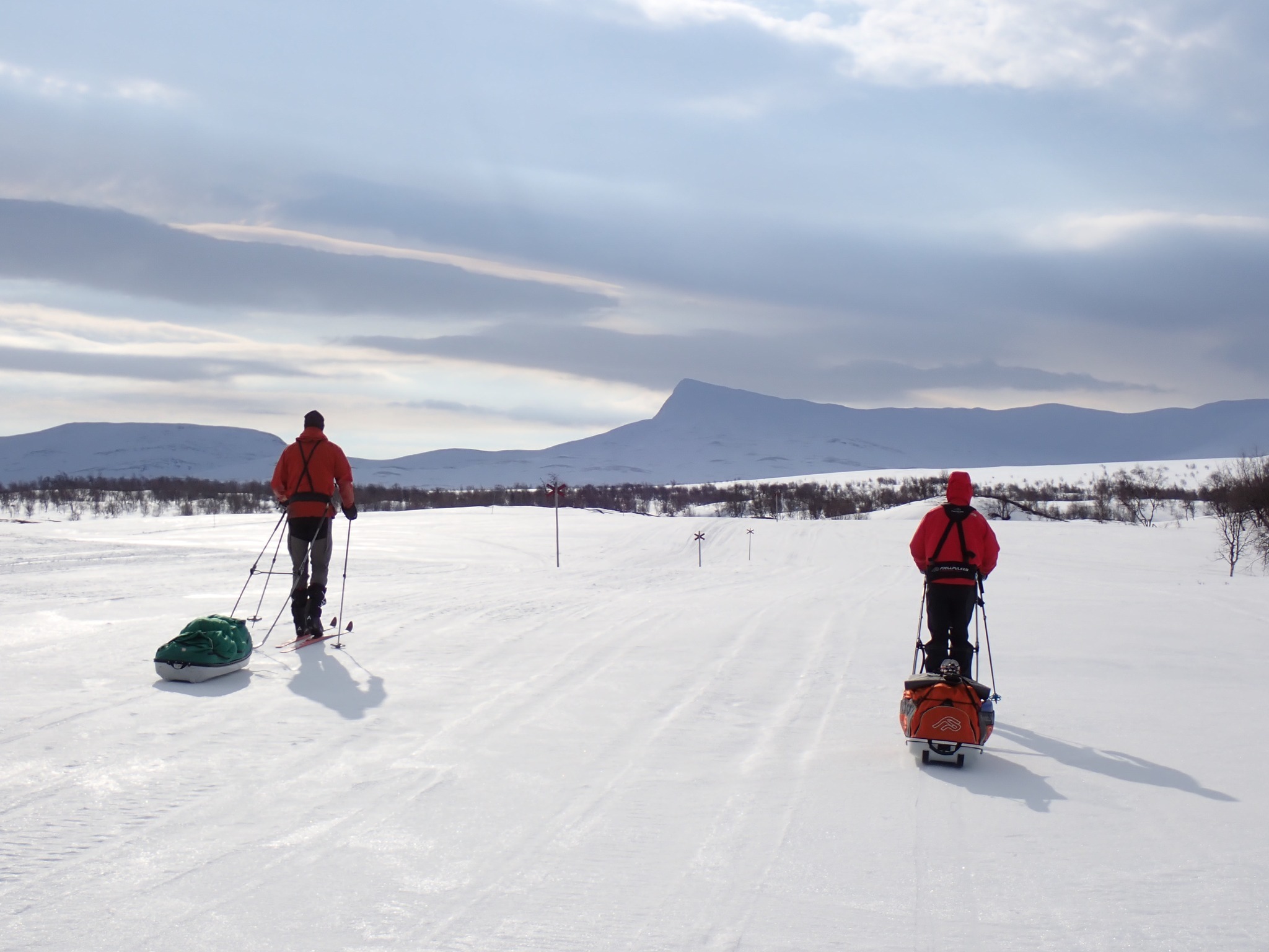 Vi började dagen med att följa en vinterled, dvs skoterspår, söderut mot Stekenjokkvägens norra ände.