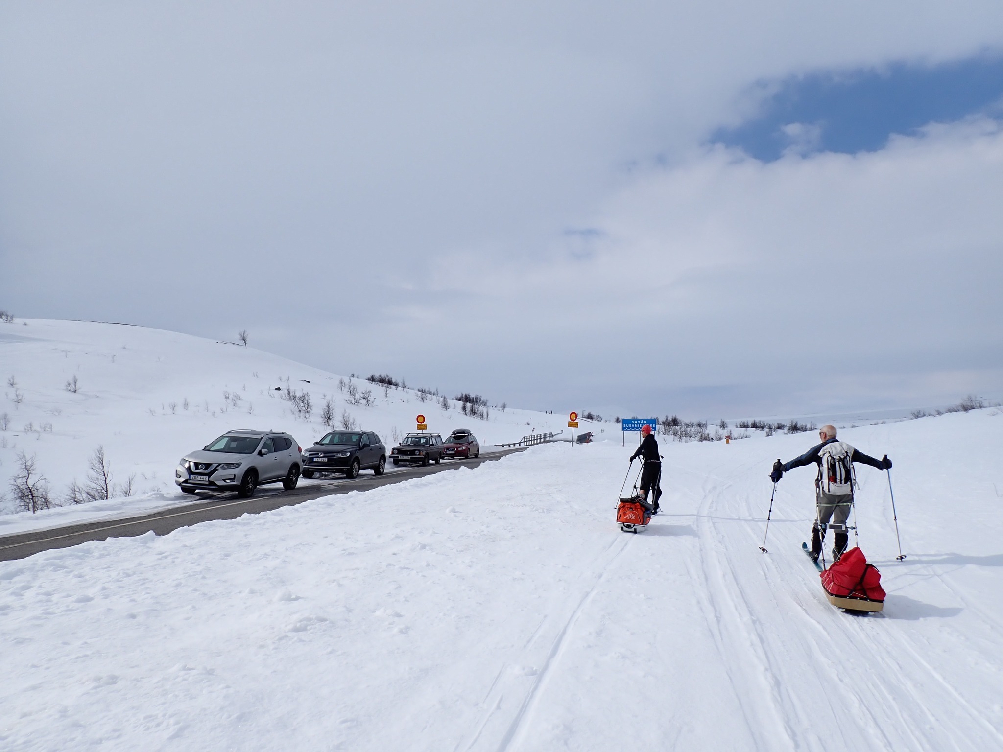 Vid Stekenjokkvägens norra ände fanns det mycket bilar parkerade och en hel del turskidåkare.