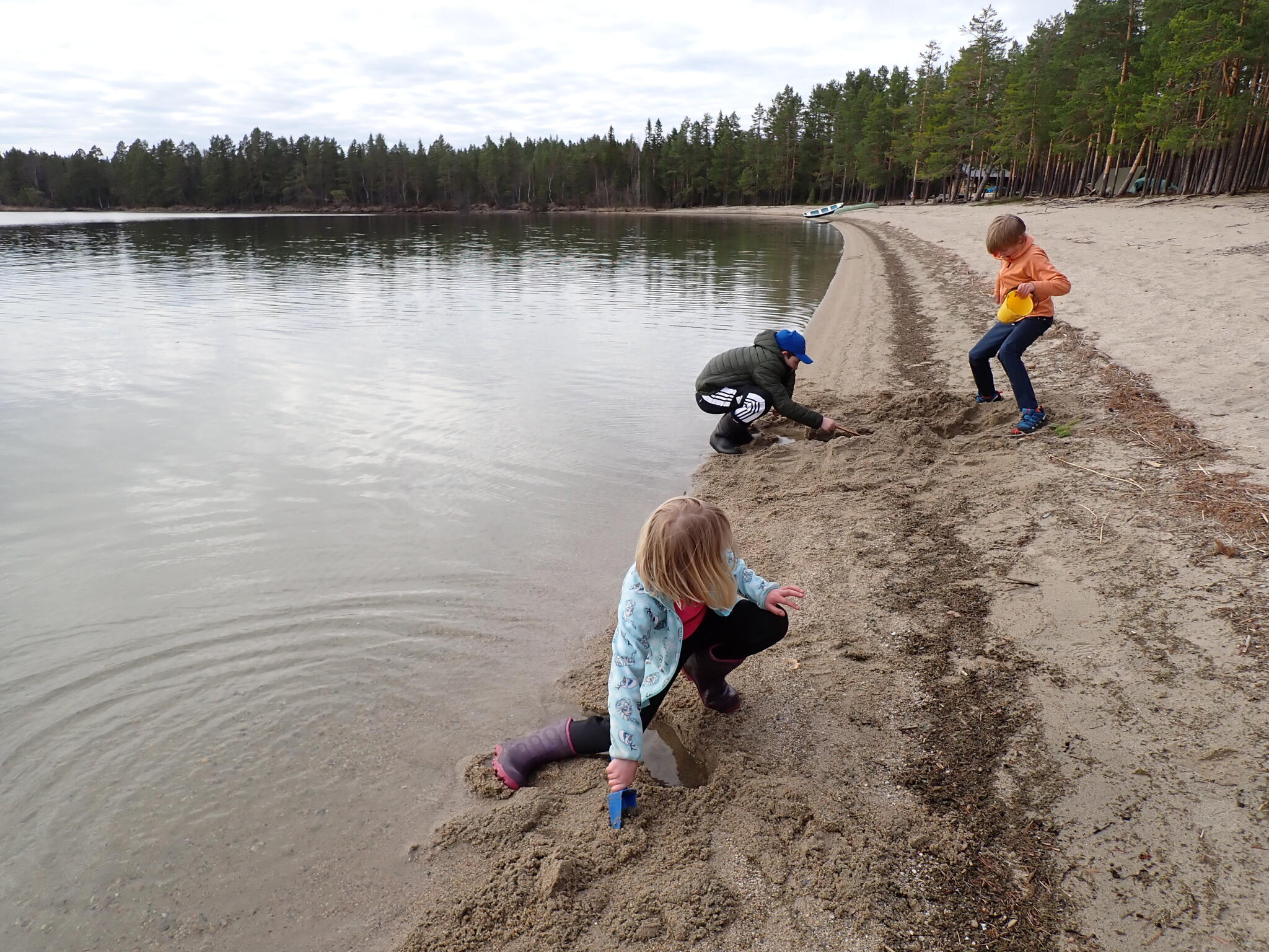 Barnen lekte och grävde outtröttligt på stranden.