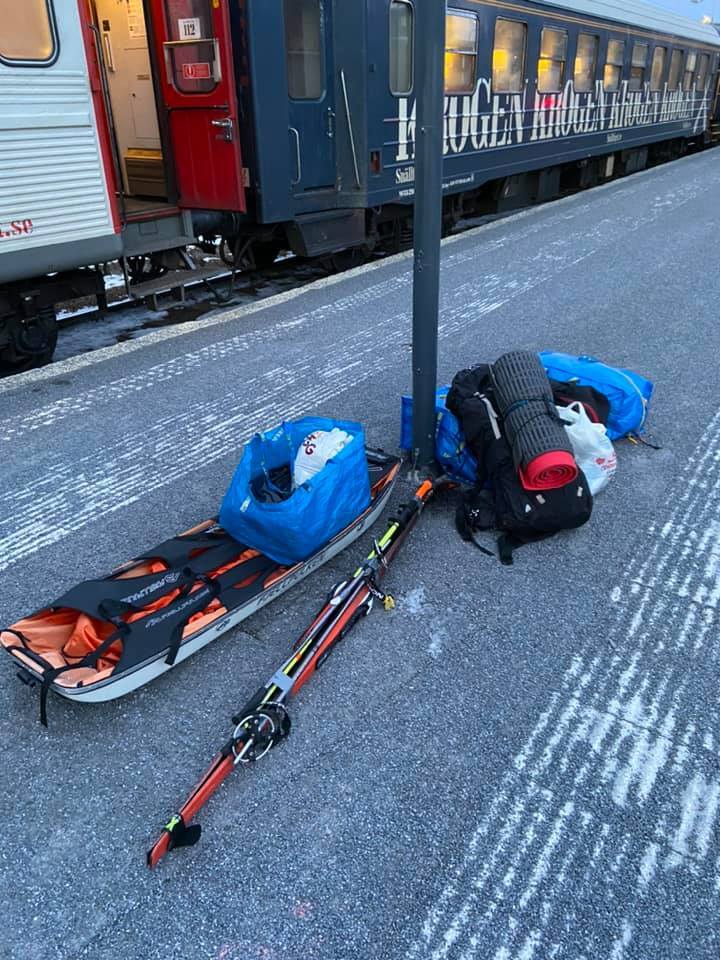4 mars åkte jag hemifrån Östersund med tåg till Vilhelmina och sedan anslutande buss till Hemavan. Det kändes ledsamt att åka ifrån familjen.