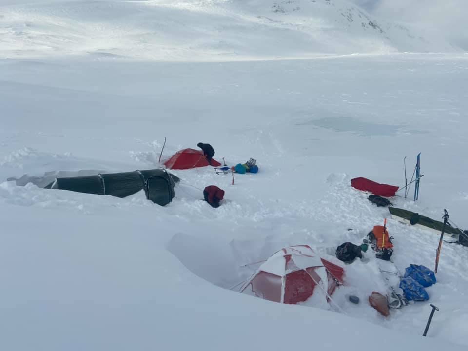 Efter en mycket snöig och blåsig kväll tog det tid att gräva fram tältpinnar och packa ihop. Vi var ute två timmar på natten och grävde bort snö som höll på att begrava tälten.