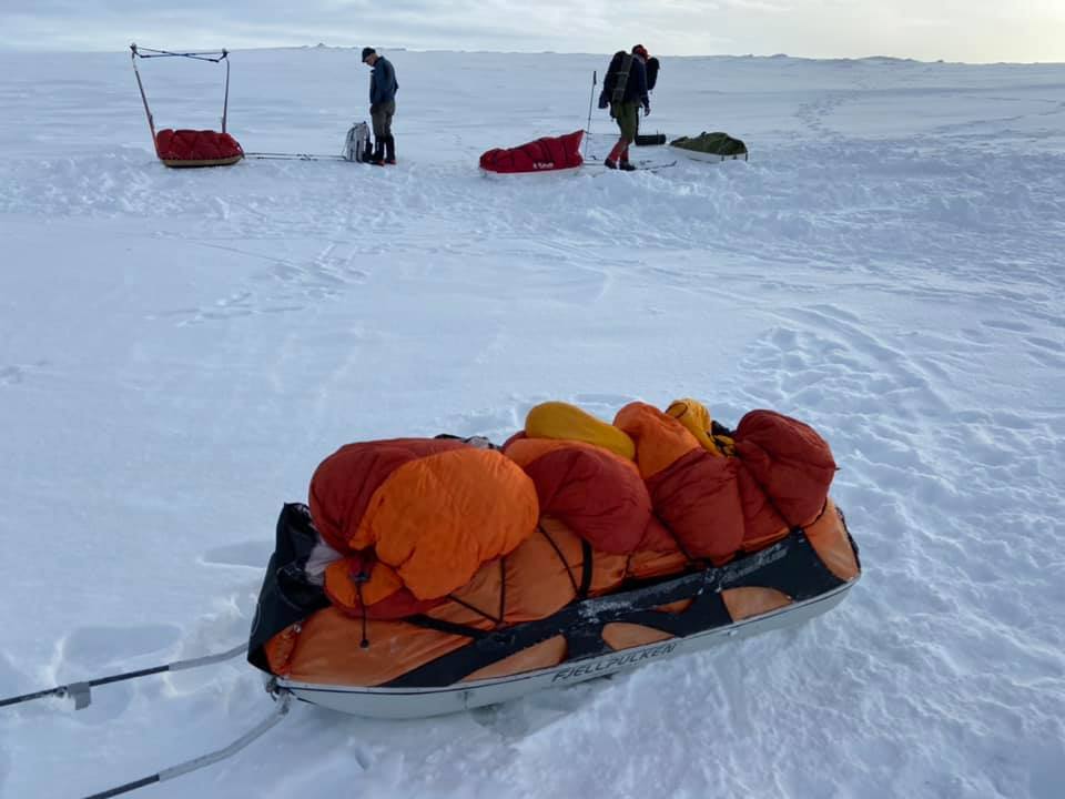 Vädring av sovsäck på pulkan.