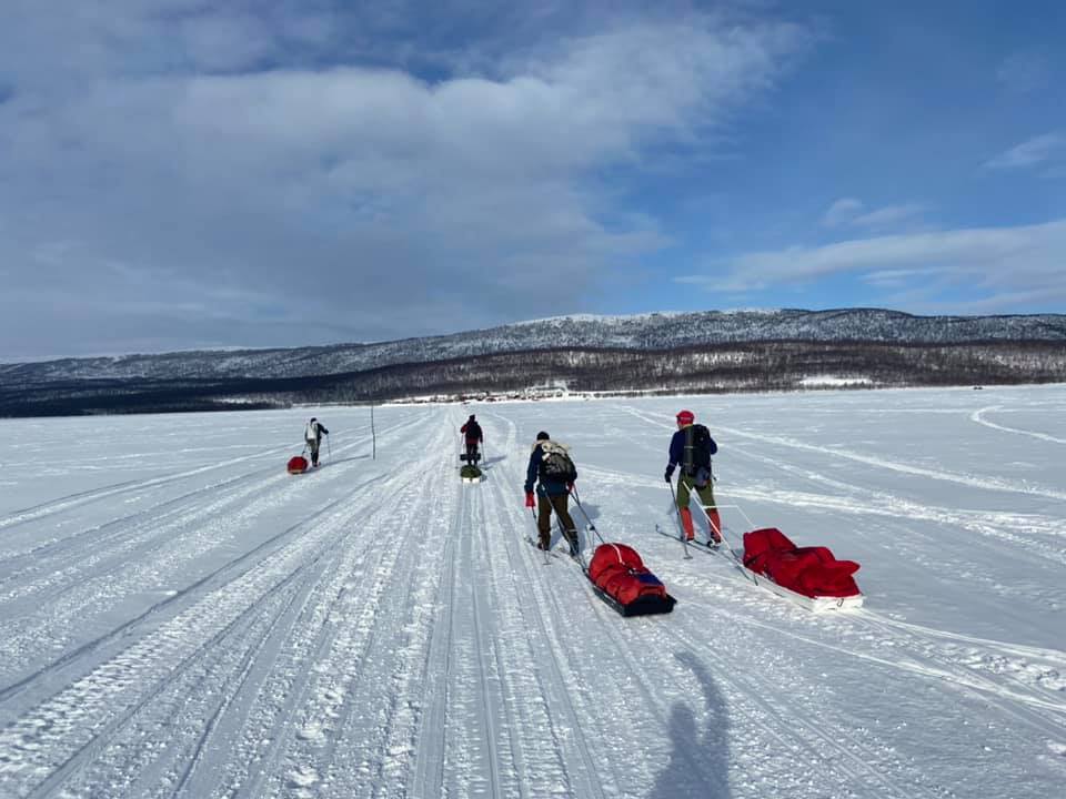 Efter en härlig nerförsbacke närmar vi oss Sandvikens fjällgård.