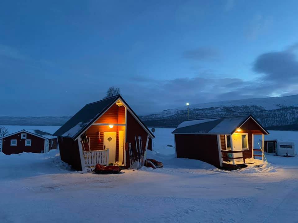 Den vänstra är den ena av två stugor vi fem bodde i.