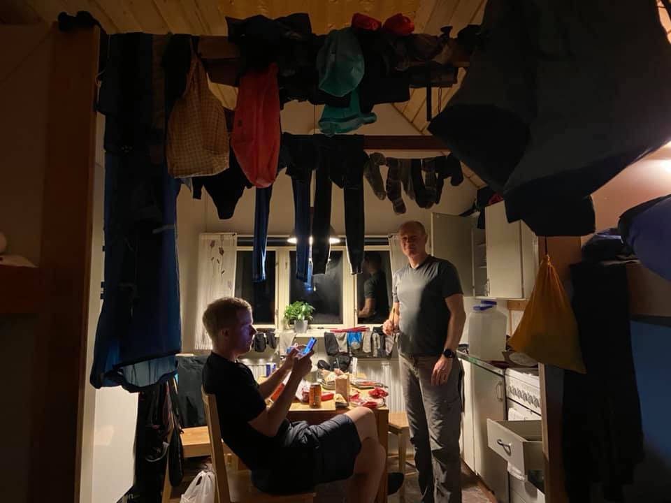 Fullt med saker som ska torkas och vädras i stugan. Ibland får vi öppna dörren och släppa ut fuktig luft.