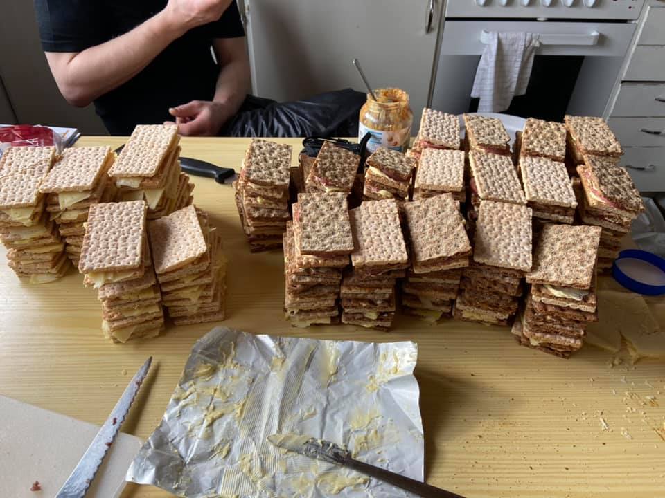 Jag har brett mina knäckebrödsmackor för de kommande 16 dagarna. 8 dubbla knäckebrödsmackor per dag. Tog två timmar att göra dem.