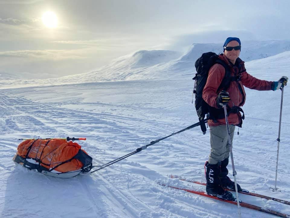 På vinterleden i Ikkesvagge med fjället Gabsjetjåhkkå i bakgrunden. Sträckan från raststugan Jurun till sjön Pieskehaure erbjöd mycket fina vyer, framförallt åt väster.