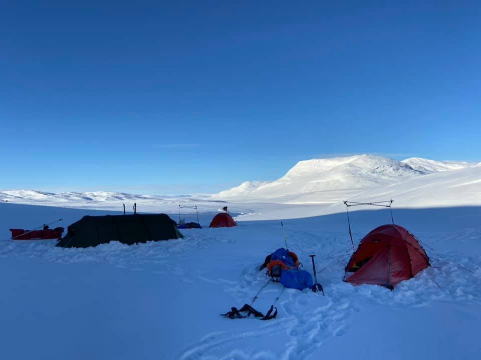 Tältplats vid vindskyddet Ikesjaure. Fjället Stuor-Jiervas i bakgrunden.