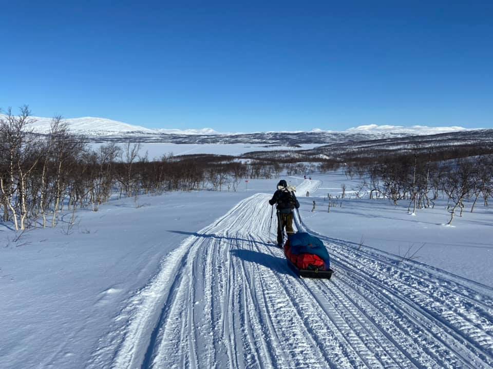 Fin nerförsbacke på skoterspår till sjön Mavas.