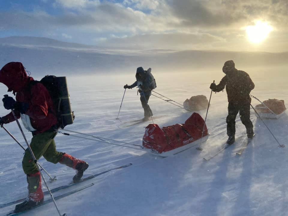 Blåsig skidtur över sjön Vajmok i skymningsljus till Vaimok-stugan