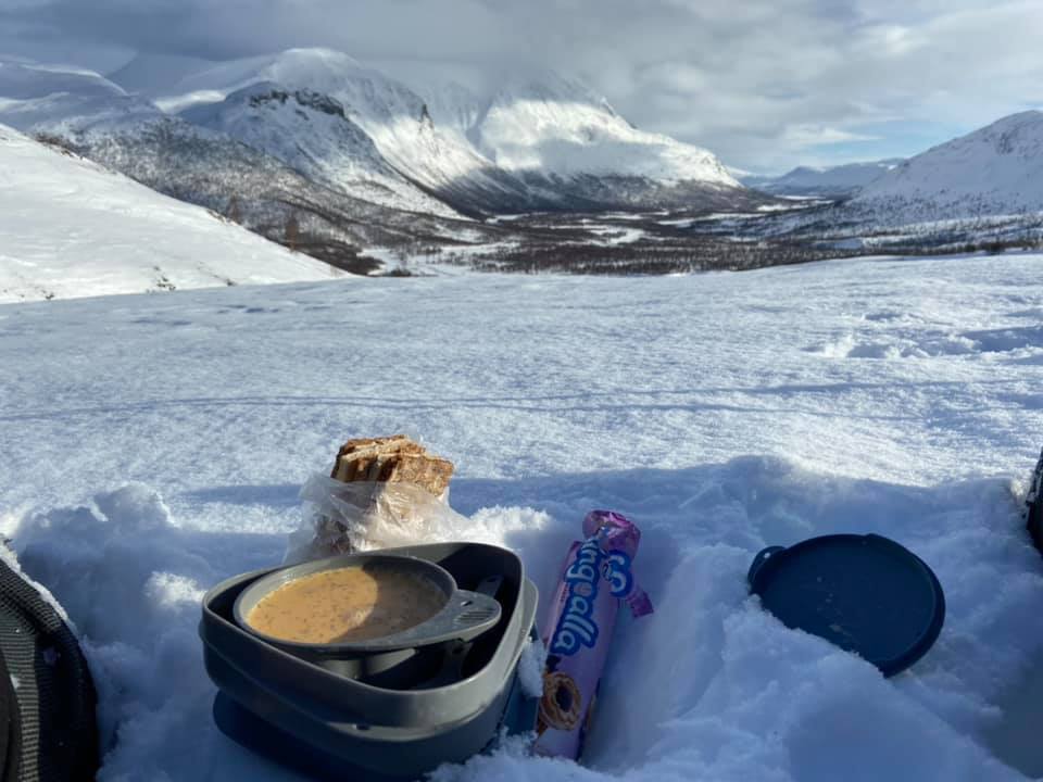 Fika med fantastisk utsikt över Tarradalen.