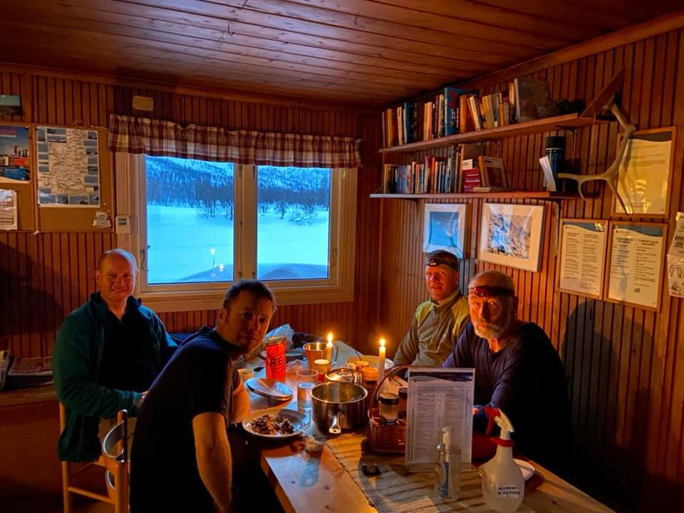Middag i Såmmarlappastugan. Vi sov i denna stuga i hela tre nätter pga stormväder och plusgrader.