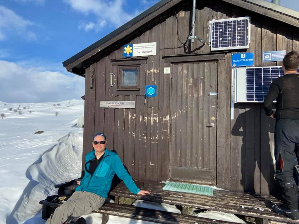 Soligt besök på Tarraluoppalstugorna. Här mötte vi nio tjecker som skidade runt i Padjelanta.