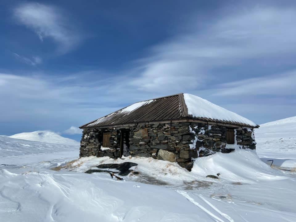 Alkavarre-kapellet. Taket och dörren såg nytt ut. Väggarna har ingen panel inne eller ute och består av staplade stenar. Så båda gånger jag varit där har det varit mycket snö inne i kapellet. Allt är täckt av snö. Jag antar att de som har hand om kapellet har sett till att inget fuktkänsligt ligger framme under snön.