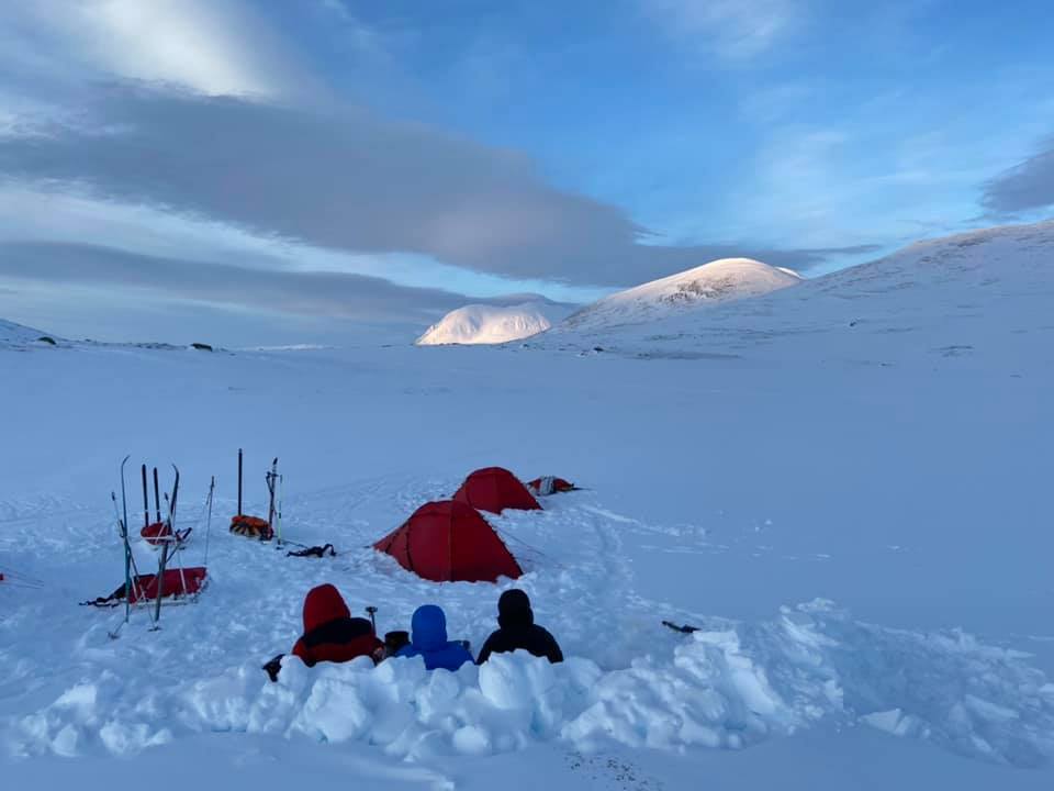 Tältkväll efter topptur på Kisuris. Med de sista solstrålarna på Ahkka.