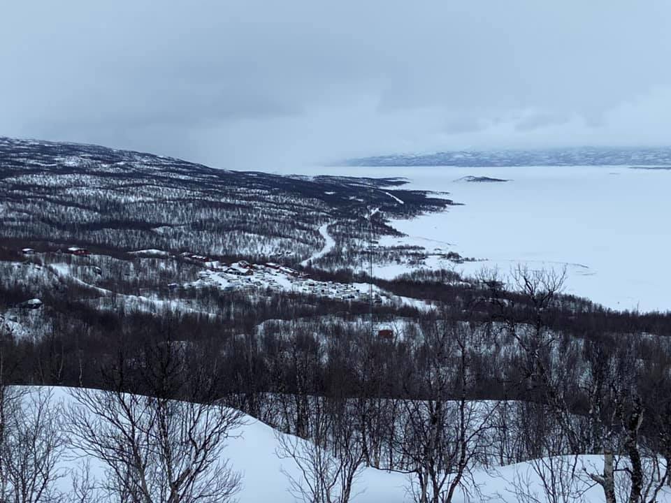 Dagen vi stannade i Ritsem gjorde jag en kortare tur upp till fjällkanten via Gränsleden. Fika med utsikt härifrån. Brant uppför och försiktig åkning tillbaka ner. Ritsem syns nere vid sjön. Där slutar vägen.