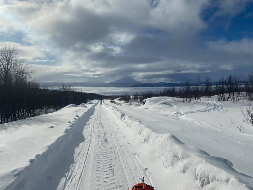 2 april lämnade vi Ritsem. Vi skidade upp längs väg/skoterled norrut och lämnade sjön Ahkkajaure bakom oss.