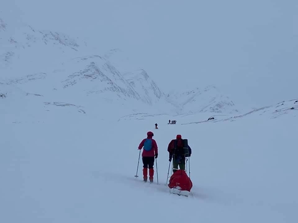 Karins ryggsäck hade inte kommit fram med henne så Björn drog nästan all hennes packning i sin pulka.
