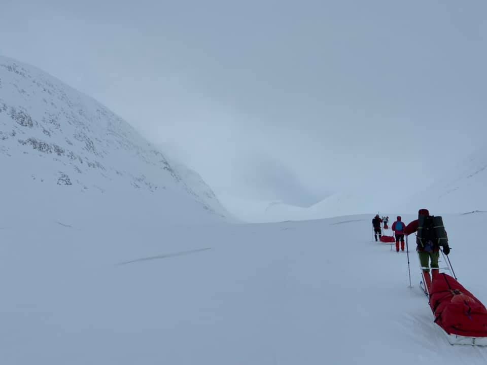 Uppför Tjäktapasset. Motvind och nysnö att spåra i.