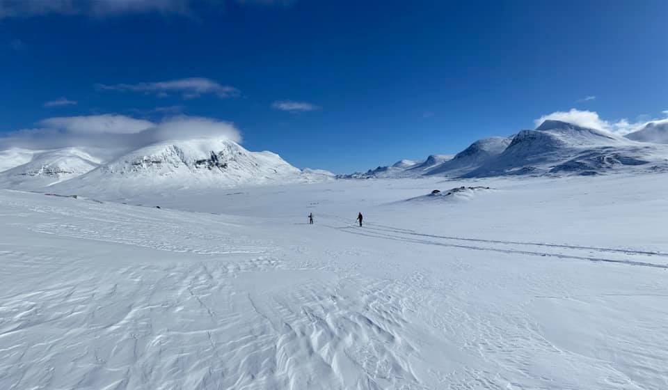 Lägret syns mitt i bilden. Vid Ribakluokta.