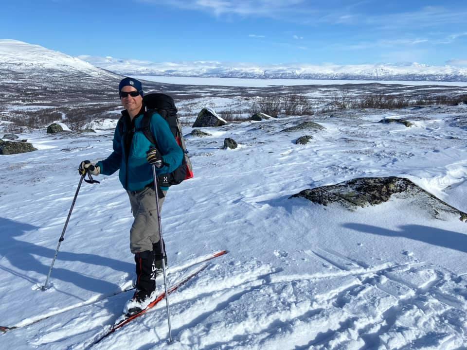 Tur upp till dalen Ballinvaggi. Torneträsk i bakgrunden med svensk/norska fjäll bakom.