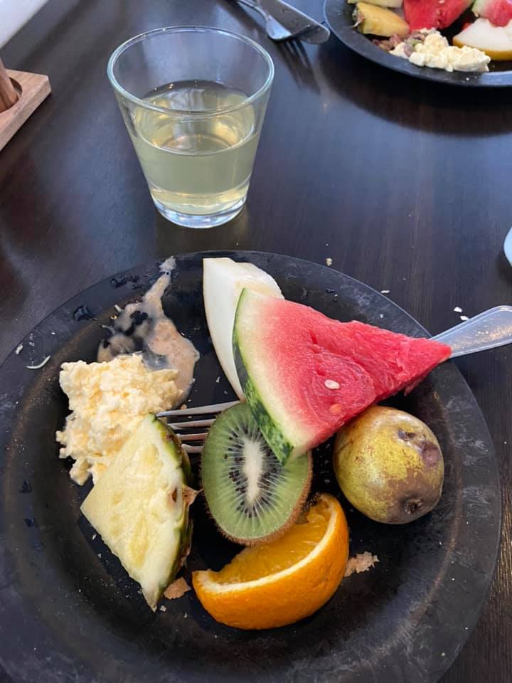 Grönsaker och frukt stod högt i kurs på frukostbordet i Kiruna.