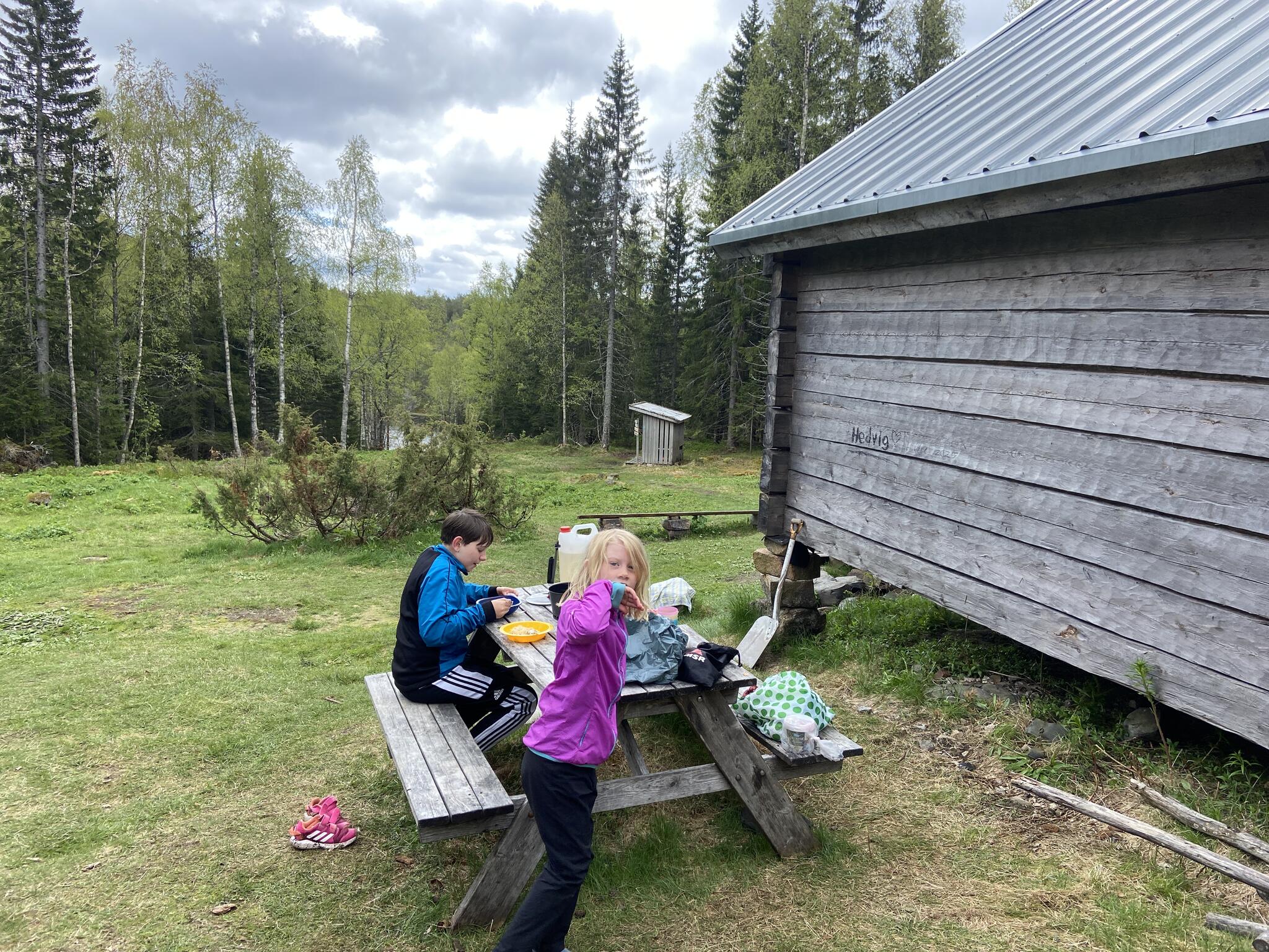 Tomt i stugan när vi kom dit. Det blev lunch utanför.