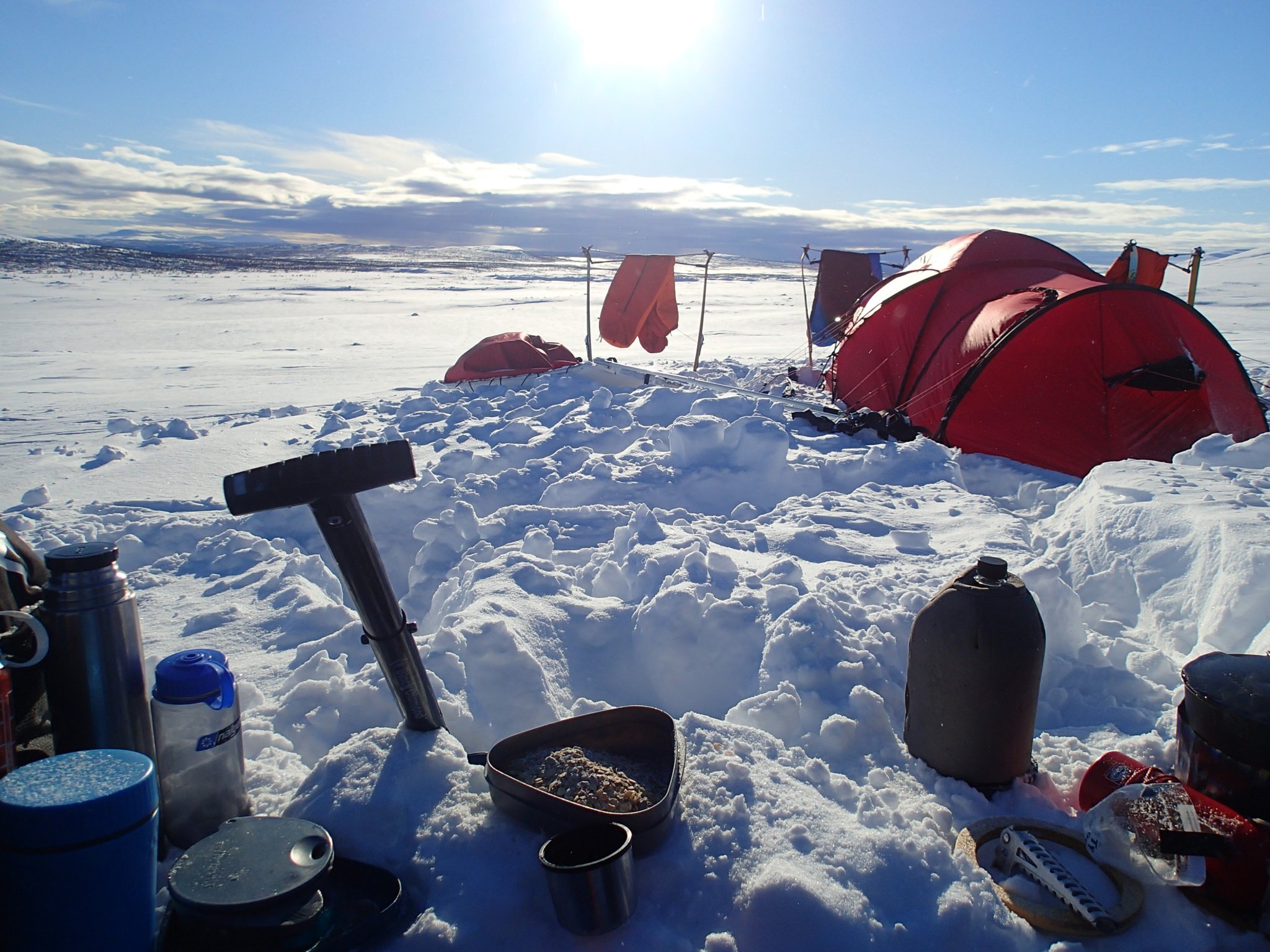 Efter tre dagars snöfall och gråväder kom solen dag 4. Med lagad pjäxa och fina fjäll inom räckhåll var vi taggade. Utsikt från köket vid frukost.