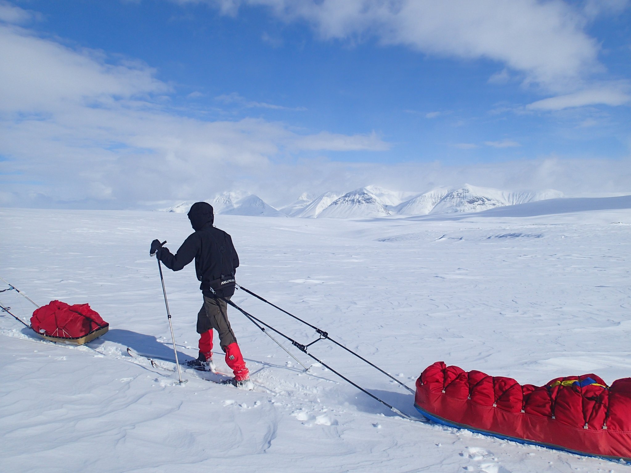 Denna dag skidade vi på en hög fjällplatå med det fina Tarrekaise-massivet norr om oss. Nästan vindstilla och fantastiska vyer.