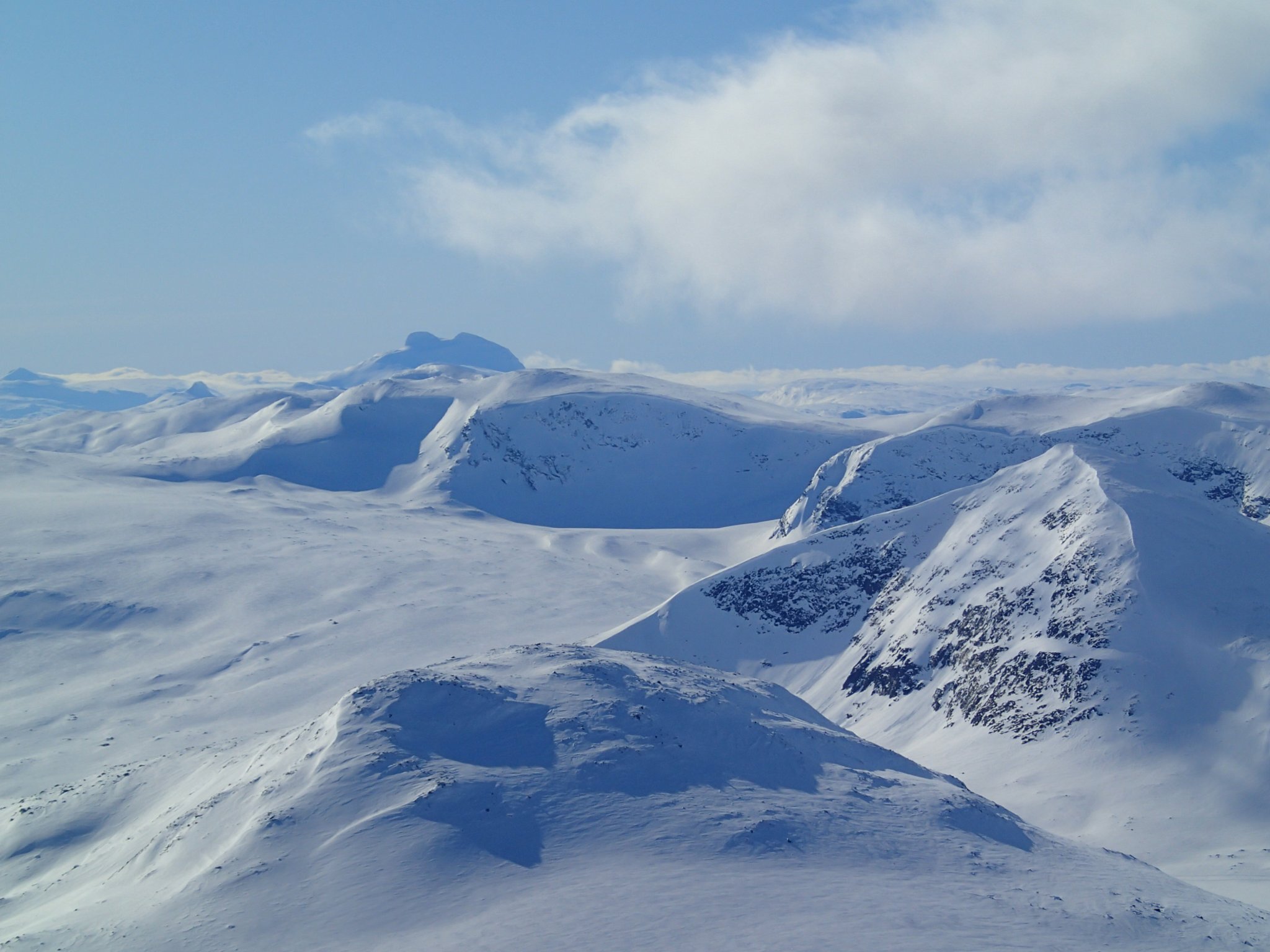 Vi hade fin utsikt från nerfarten av Staika. Musse pigg-berget syns i fjärran.