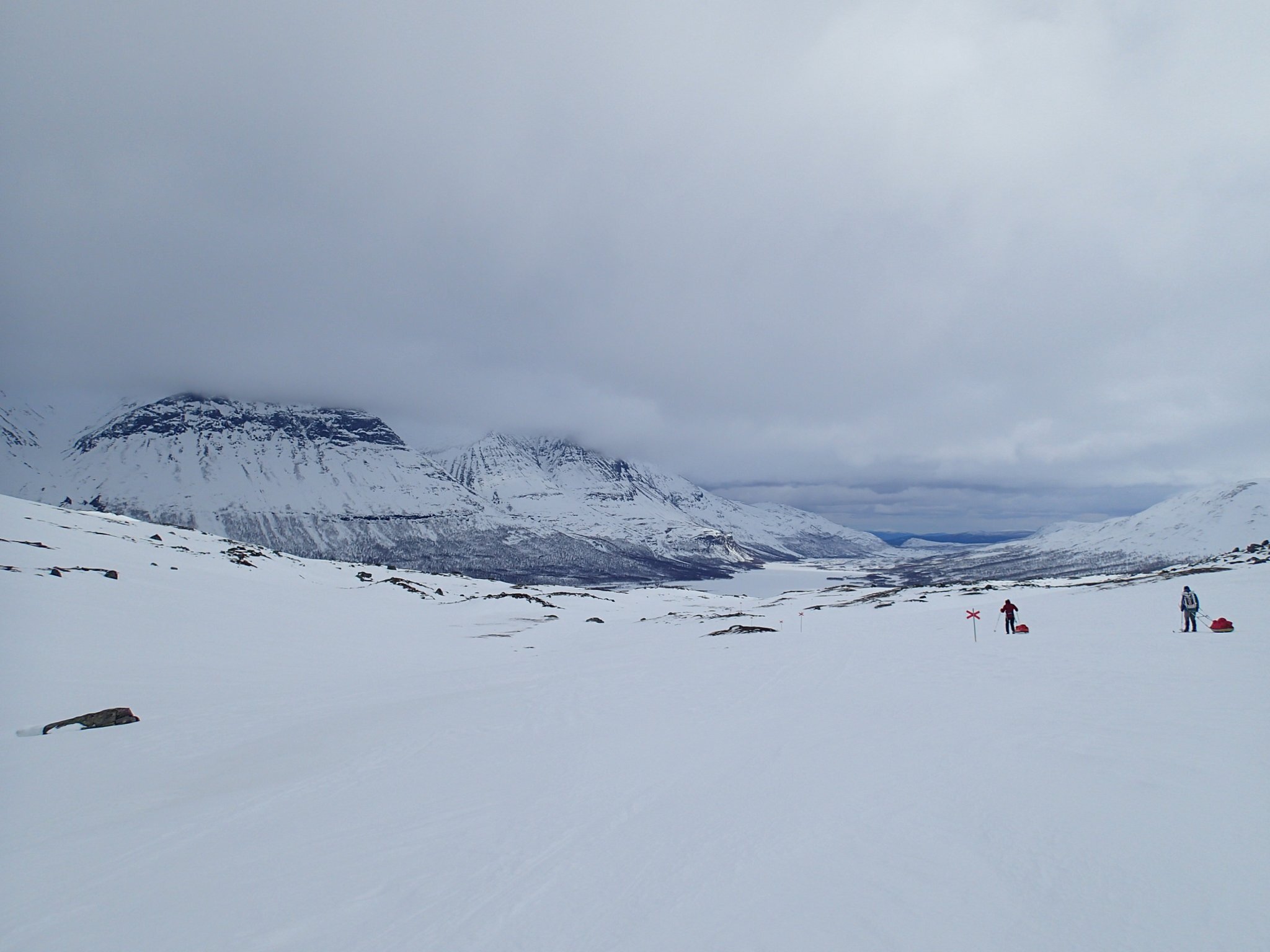 Denna dag började vi glida ner till kryssleden (skoterled). Vädret blev blåsiga och varmare. Vi hade långa fina nerförslöpor bitvis ner mot Tarradalen.