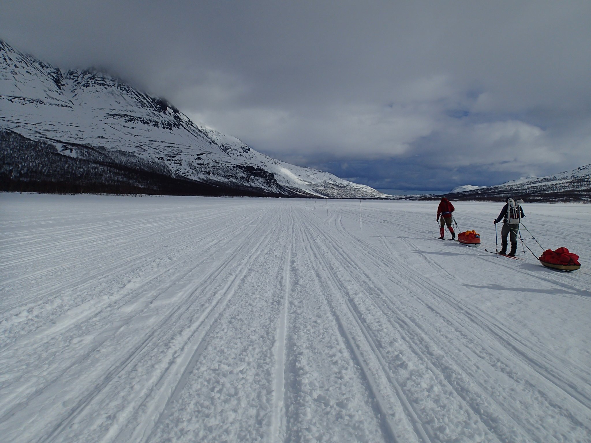 Nere i dalen kändes det ofta som att vi skidade på en stor bilväg. Bilarna (skotrarna alltså) kom lite då och då.