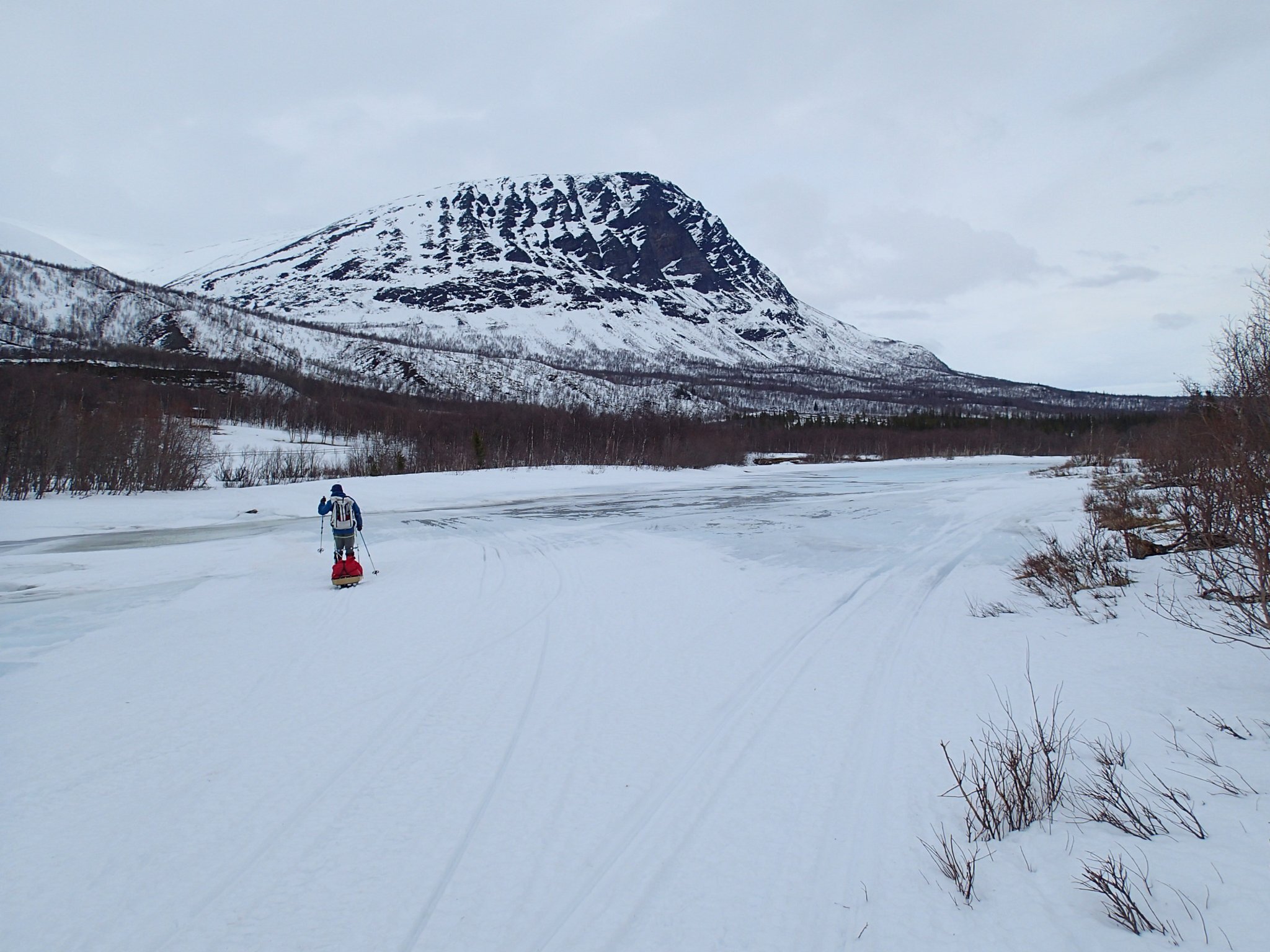 började vi behöva passera några alltmer öppna ispartier. Vi skidade längs Tarraälven och följde skoterspåren.