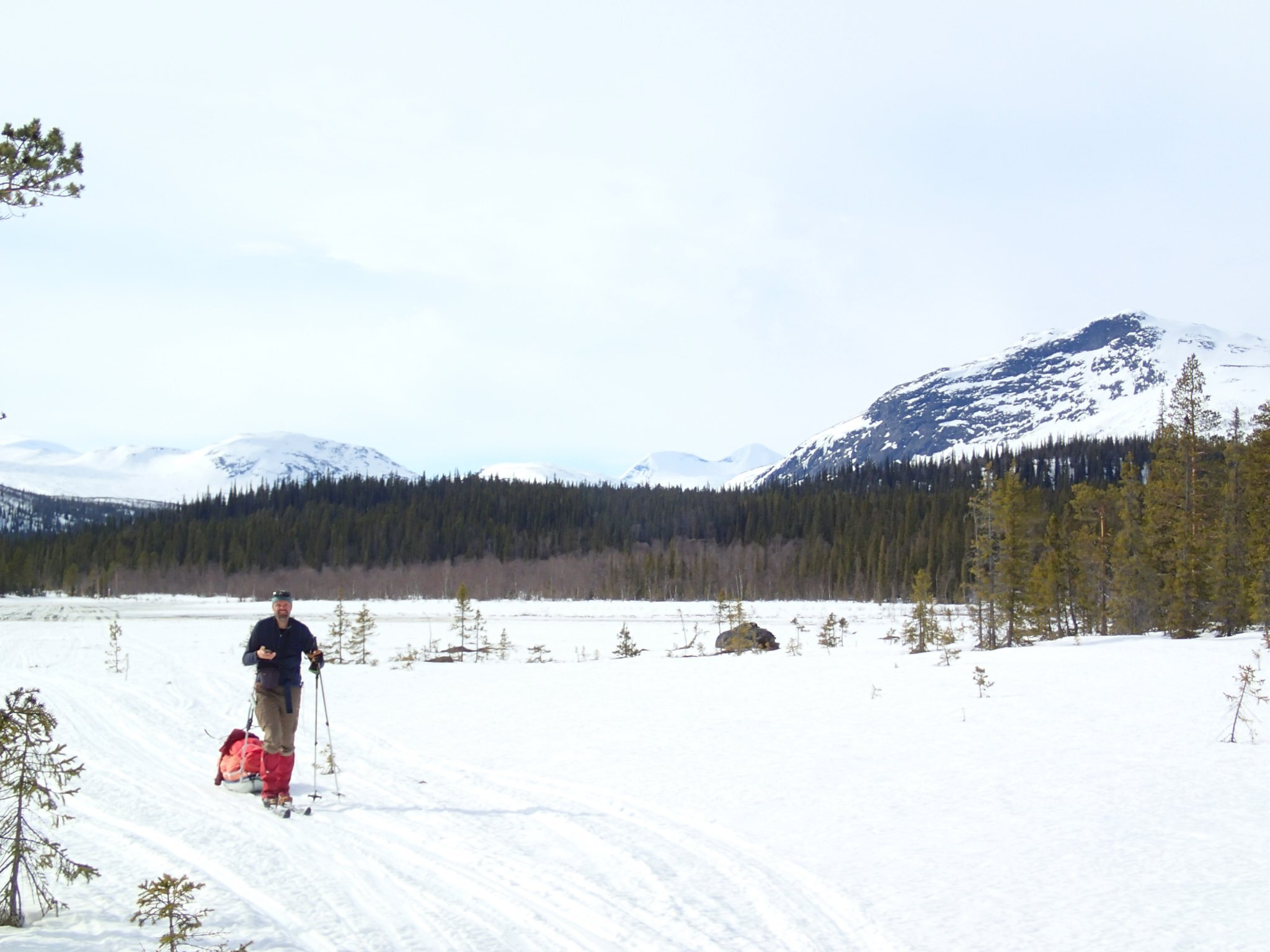Vi valde att följa ett mindre skoterspår ut över myrar. Jättefina områden skidade vi igenom.