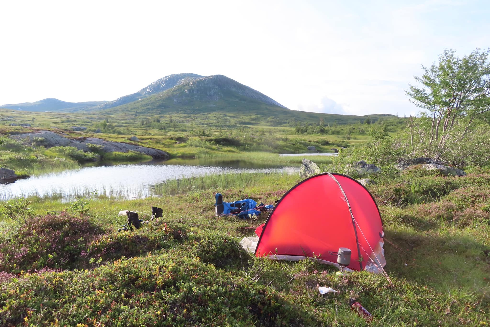Tältplats 28 juli, strax ovanför Övre Lill-Mjölvattnet. Fjället Plaassagaejsie i blickfånget.