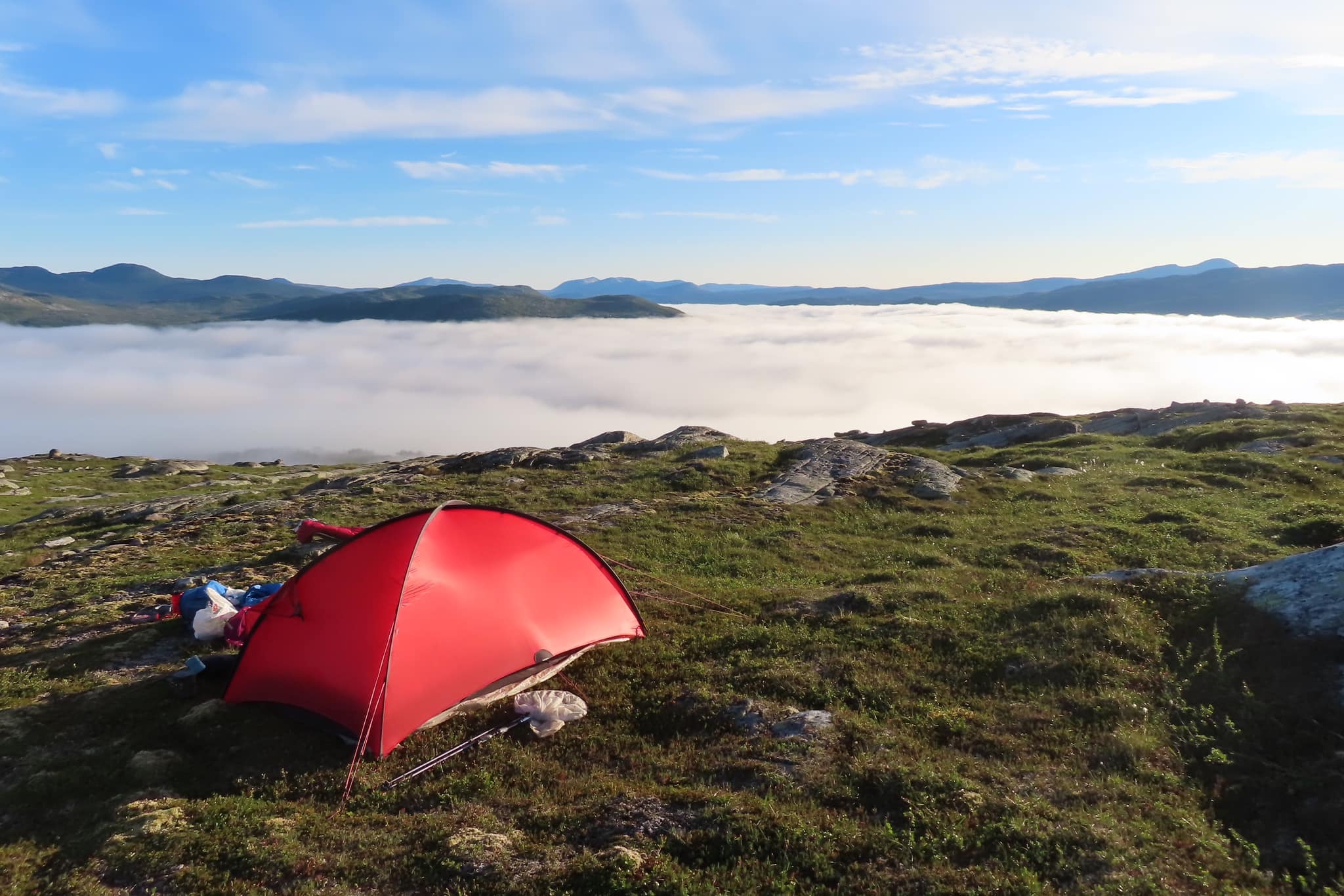 En fantastisk tältplats på nordsidan av Mjölkvattsfjället 29 juli, där jag morgonen efter vaknade upp och befann mig ovanför molnen.