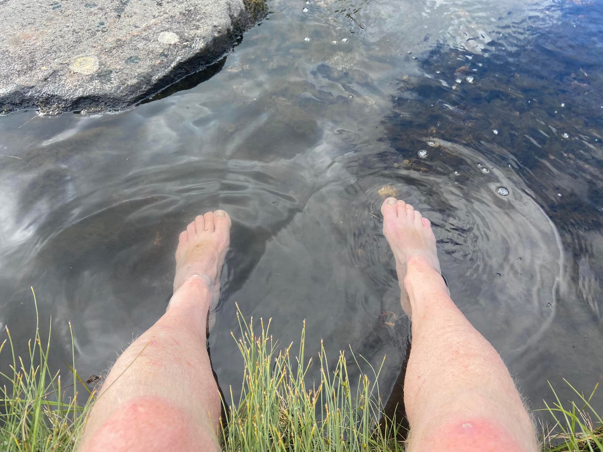 Skönt med fotbad vid vandringsdagens slut.