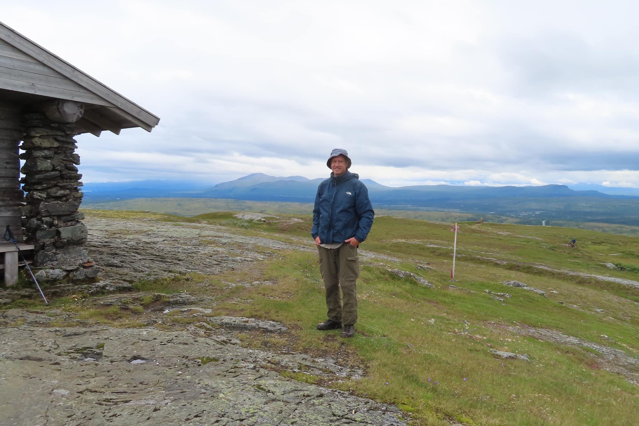 Utsiktsplatsen Vindarnas tempel gillar jag. Vid Storlien. Vindstilla denna dag. Jag skejtade hit i april 2022 på jättefin skare, efter att ha besökt Åhlénsstugan.