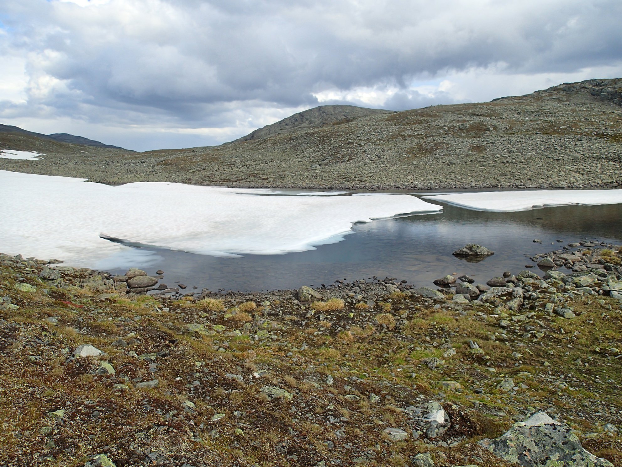 Efter Tronndalen gick jag över ett pass och ner mot Gråsjön. Strax innan Gråsjön så passerade jag en liten sjö där isen inte försvunnit än.