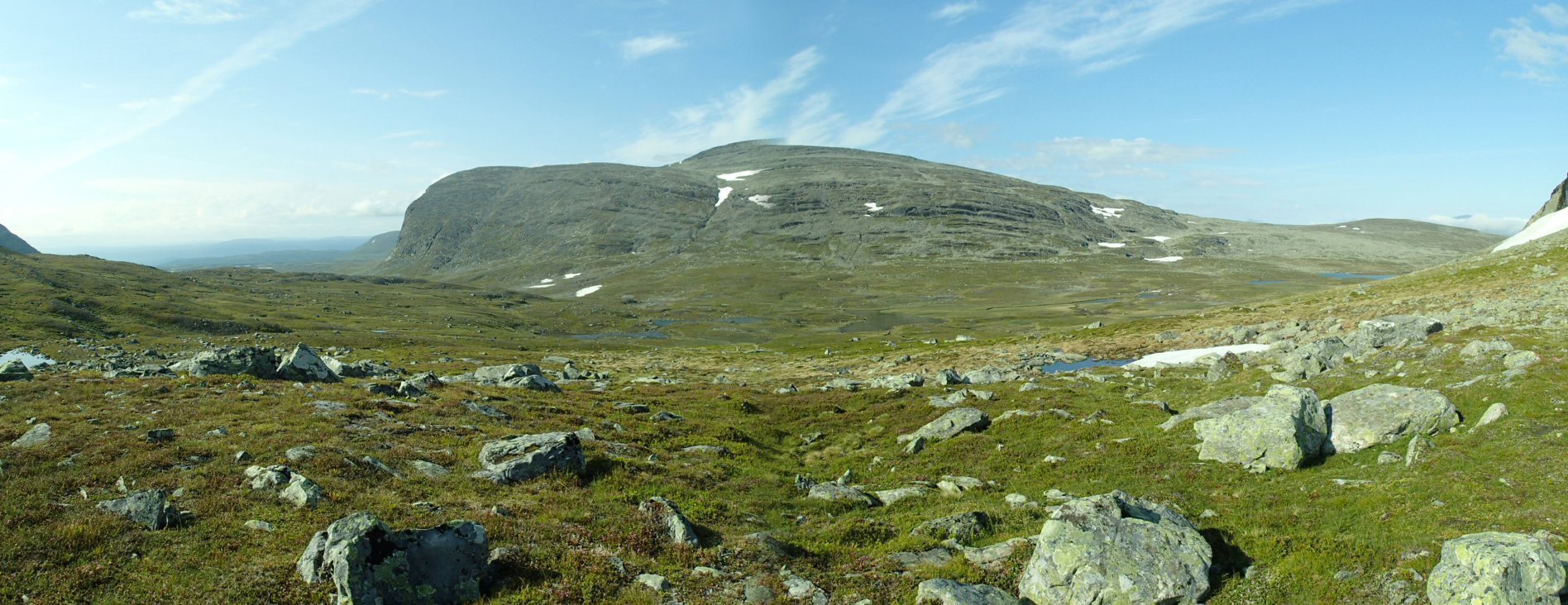 Det fina och randiga fjället Tjaakse. Jag står vid Vålåsjöfjället, vilket rundar på sydsidan.